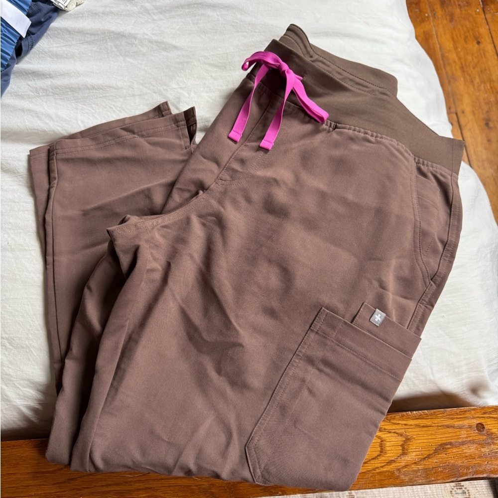 FIGS Smokey Taupe Yola™ - Petite Skinny Scrub
Pants